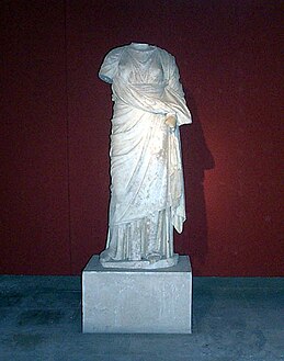Μαρμάρινο άγαλμα γυναικός της Ελληνιστικής περιόδου. Εύρημα από την αρχαία Τράγιλο.