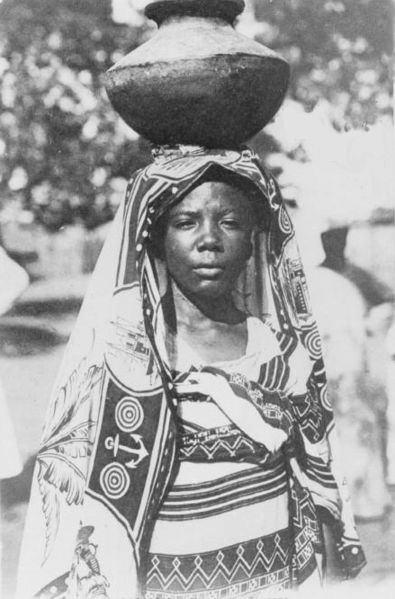 File:Madagascar-Femme des Comores-1908.jpg