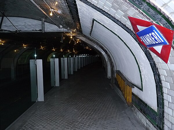 The closed Chamberí station on line 1