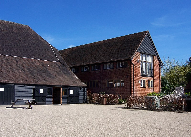 File:Manor Farm library.JPG