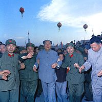 天安門広場で紅衛兵を接見する毛沢東（中央）と楊成武（右）・蕭華（左）
