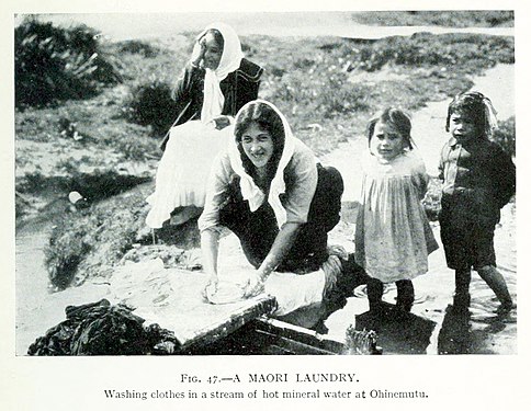 Photo de femmes faisant la lessive dans une source chaude.