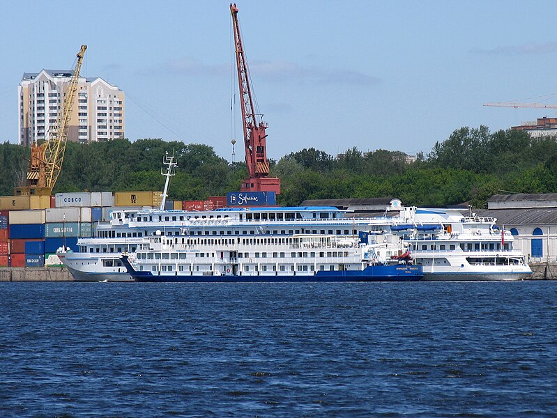 File:Marshal Koshevoy and Printsessa Anabella in North River Port 20-jun-2012 02.JPG