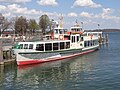 Fahrgastschiff Maximilian an einem Steg der Anlegestelle in Prien am Chiemsee