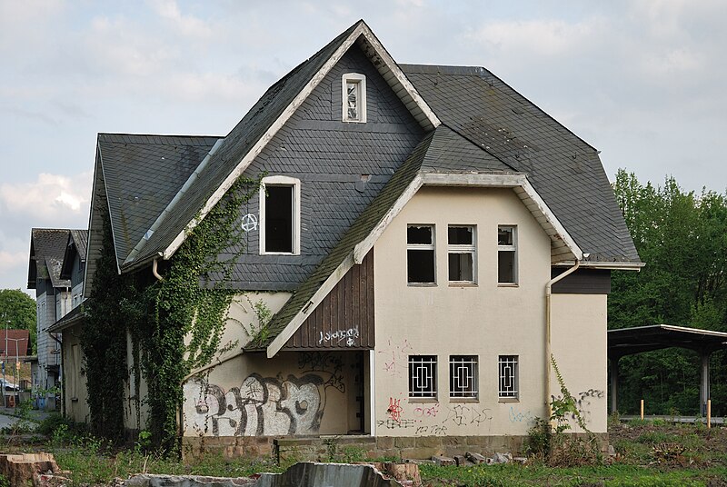 File:Menden-20070426 332-DSC 7023-Bahnhof.jpg