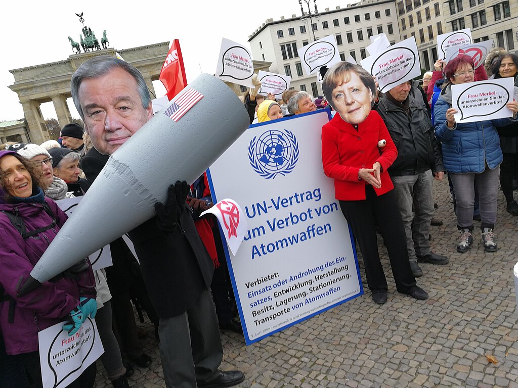 Menschenkette gegen Atomwaffen (38499249211).jpg