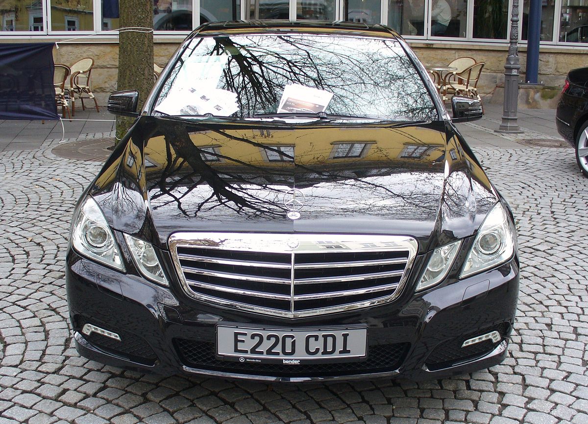 File:Mercedes-Benz W212 E 220 CDI Avantgarde Iridiumsilber.jpg - Wikimedia  Commons