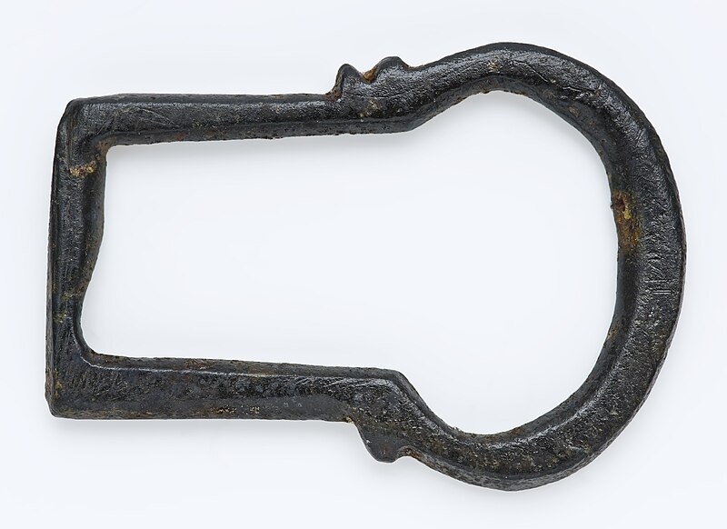 File:Metalen gesp zonder middenstijl, in de vorm van een sleutelgat, objectnr 32589.JPG