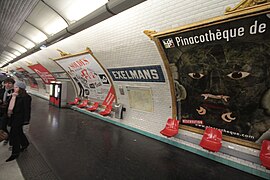 Metro de Paris - Ligne 9 - Exelmans - Motte seats.jpg