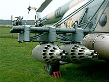 Bewaffnung einer Mi-8TB der NVA: oben Startschienen für „Maljutka-Raketen“, unten Aufhängungen mit UB-32-Raketenbehältern