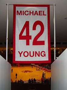 Banner i taket på et rom, med nummeret 41 og navnet Michael Young skrevet i rødt på en hvit bakgrunn.