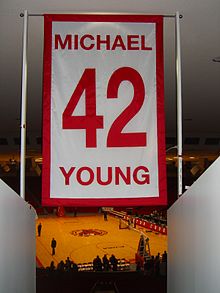 Banner aan het plafond van een kamer, met het nummer 41 en de naam Michael Young in het rood geschreven op een witte achtergrond.