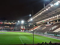 Das Millerntor-Stadion nach Umbau von Südkurve und Haupttribüne