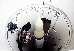 موشک Minuteman II ایالات متحده در داخل سیلوی پرتاب زیرزمینی خود.