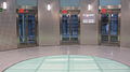 Couloir principal, avec trois des six ascenseurs