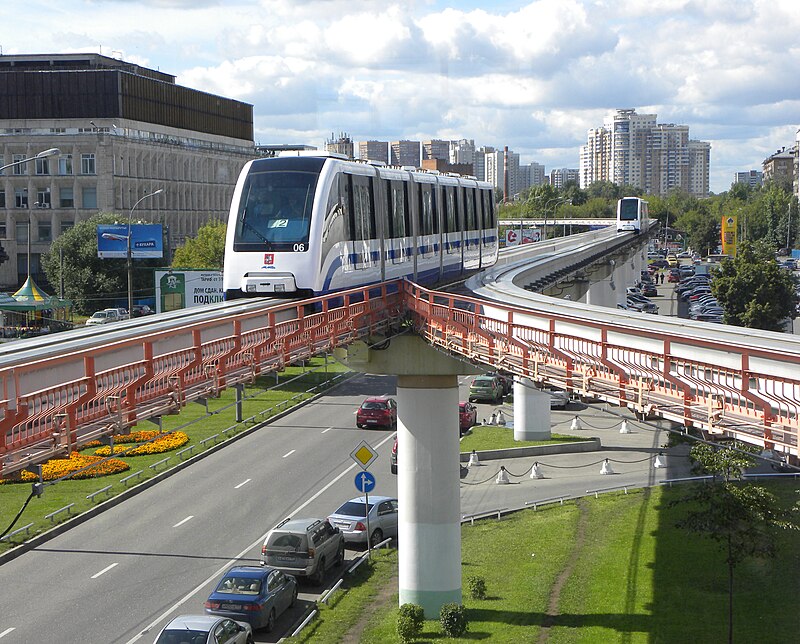Die Einschienenbahn 800px-Monorail_Moskau_-_Einfahrt_in_Station_Telezentrum