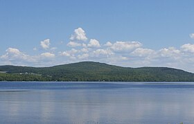 Vista del Monte Aylmer a est del Lago Elgin.