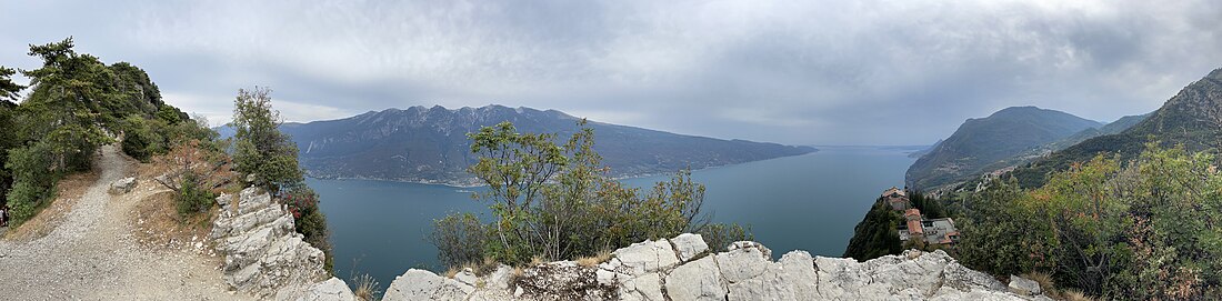 Panoramablick unterhalb des Gipfels auf den östlichen und südlichen Gardasee und auf Madonna di Montecastello (rechts im Bild).