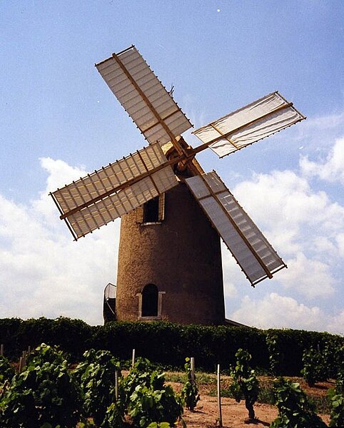 File:Moulin à vent à Romanèche-Thorins en 2004.jpg