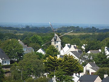 Moulin de Kerbroué, vu de Trescalan et du clocher de son église