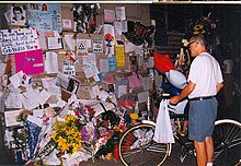 Mourners outside Kennedy's apartment house Mourners outside JFK jrs Loft apt after crash July 1999.jpg