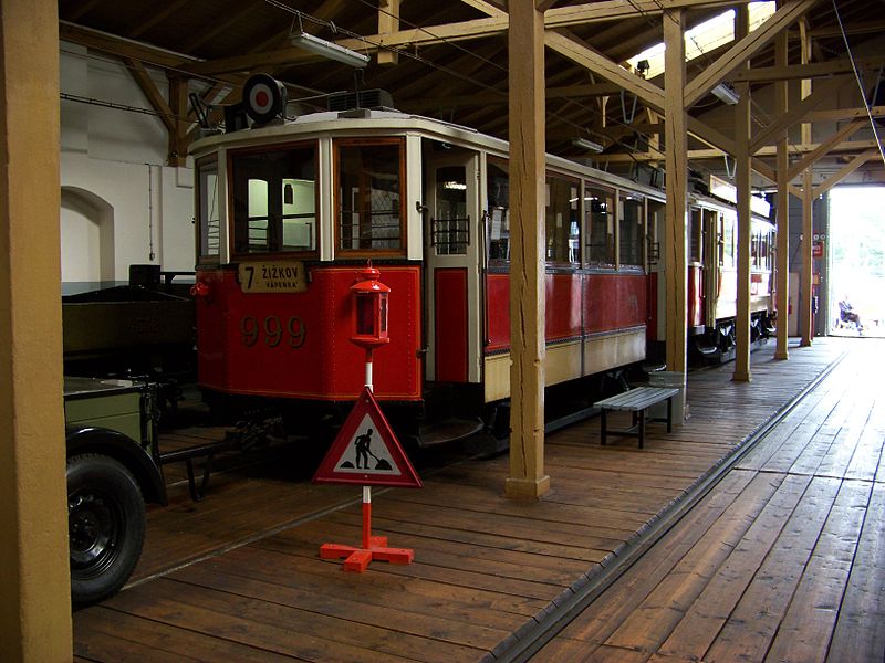 File:Muzeum MHD, tramvaj 999 a označení pracovního místa (01).jpg