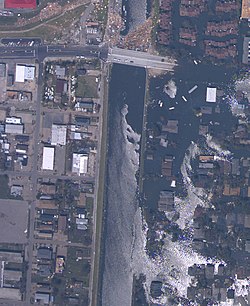 Breach in 17th Street Canal levee on August 31, showing the inundated Lakeview neighborhood on the right and the largely dry Metairie side on the left (NOAA) NOAA Katrina NOLA 17th Street breach Aug 31 2005.jpg