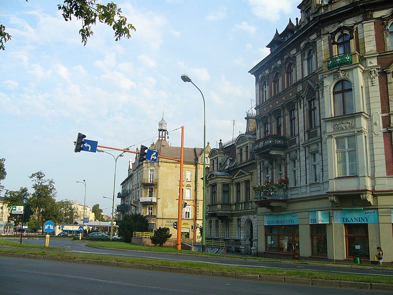 File:Na Placu Wolności - w oddali żółty budynek między ul.Muzealną i Kościuszki - panoramio.jpg