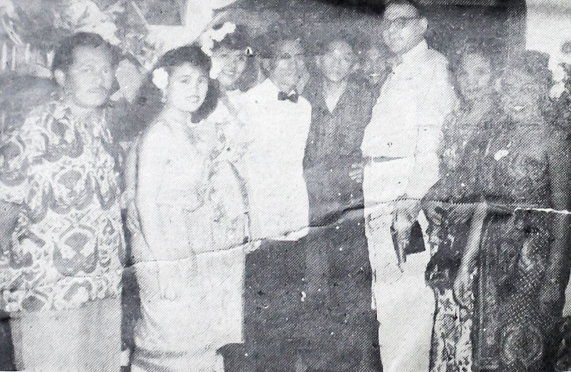 File:Nana Mayo with reporters Dunia Film 15 Jul 1954 p8.jpg
