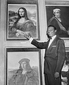 Nat King Cole in posa con una copia della Gioconda nella Mona Lisa Room dell'Eden Roc Hotel, Miami Beach. Febbraio 1957