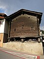 Ein Speicher im Wallis in der Schweiz. Die Pfähle und Steinplatten verhindern das Eindringen von Mäusen und Ratten.