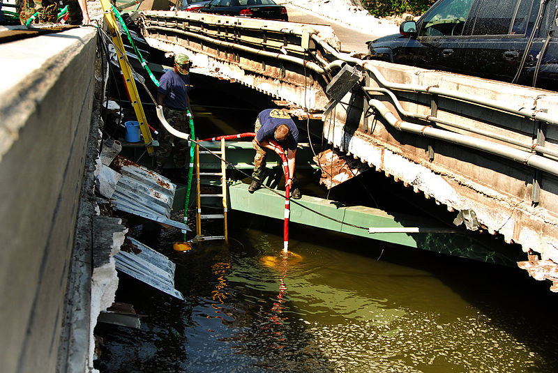 File:Navy at I-35 Bridge Collapse DVIDS53324.jpg