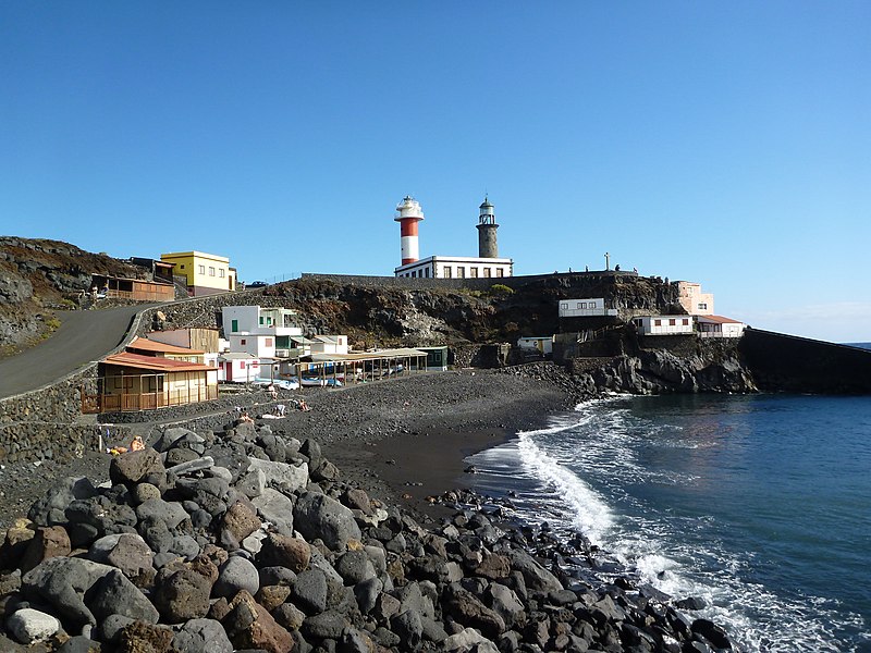 File:New and old Lighthouse Punta de Fuencaliente from beach.JPG