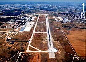 L’aéroport Nîmes-Garons en 2007 vu d'avion.