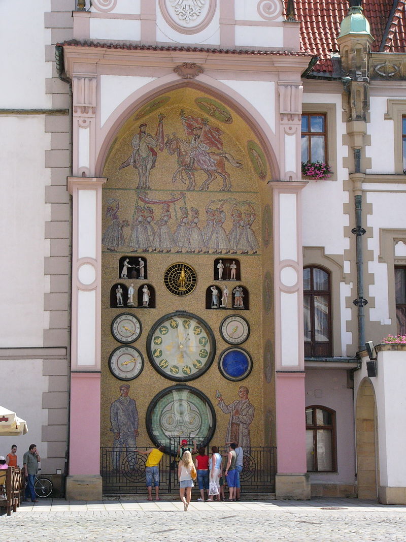 Reçu un beau diapo....Les horloges et pendules des rues..... - Page 21 800px-Olomouc_Astronomical_Clock
