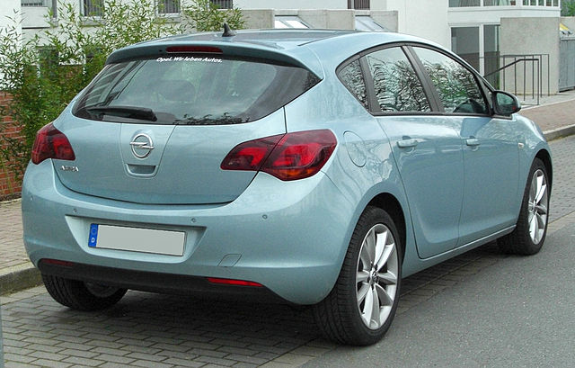 Archivo:Opel Astra J rear-1 20100725.jpg - Wikipedia, la