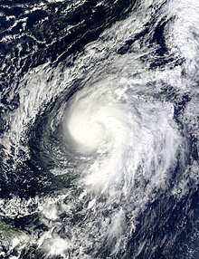 O imagine de satelit care arată un uragan minim în centrul Atlanticului.