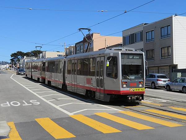 Painted exclusion zone to protect outbound passengers at Taraval and 40th Avenue station (Jun 2018)