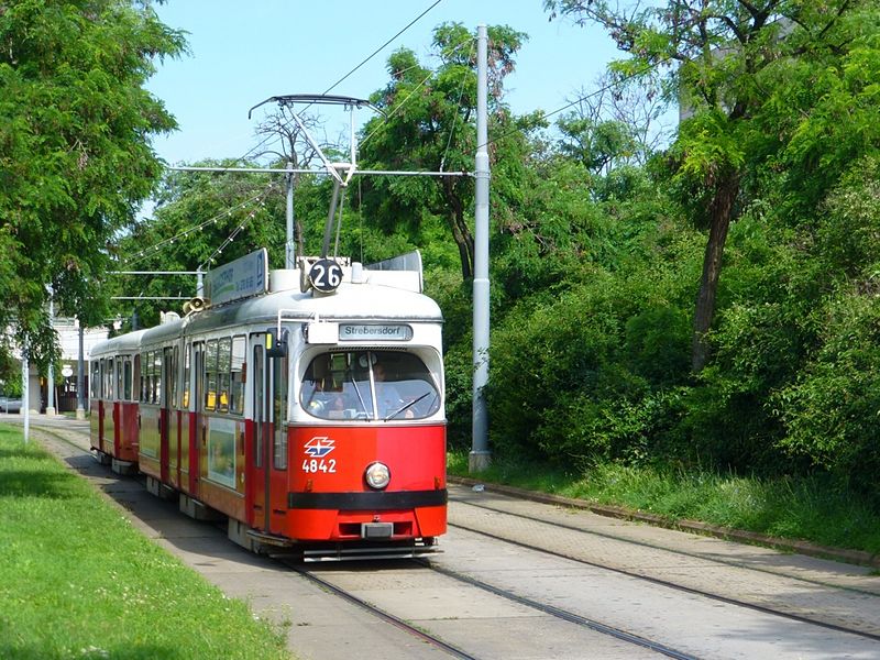 File:P1020798 03.07.2013 Wagramerstrasse Czernetzplatz Richtung Attemsgasse Strassenbahn E1 4842 Linie26.JPG