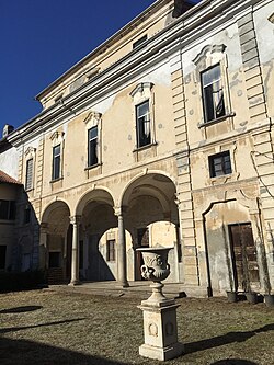 Palazzo Caroelli facciata interna.jpg