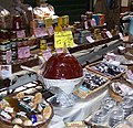 Palermo, il celebre mercato della Vucciria, alcuni prodotti in vendita, come l'«estratto di pomodoro casareccio»