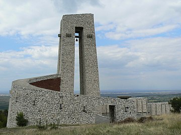 Споменикот на трите поколенија над Перуштица, по проект на Далчев