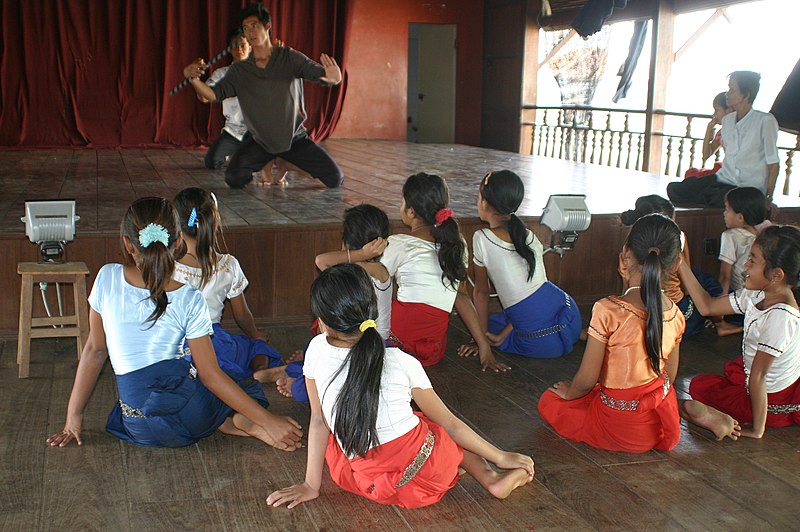 File:Phnom Penh-Tanzschule-18-2007-gje.jpg