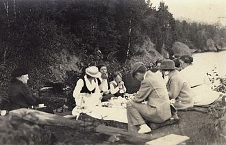 Picnic on Bear Island in 1916 PicnicOnBearIslandApostleIslands.jpg