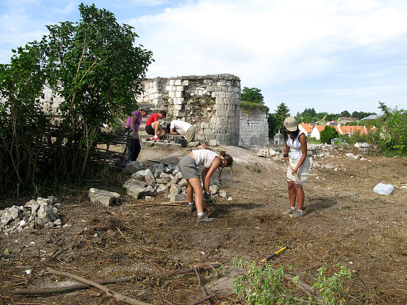 File:Picquigny (29 juillet 2009) chantier château 14.jpg