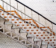 Schody w jednym z budynków zespołu budowlanego Spółdzielczych Zakładów Piekarsko-Ciastkarskich „MAMUT”, autor: Barbara Maliszewska (CC BY-SA 3.0)