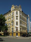 Apartment house in a corner, now in a semi-open development