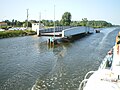 Pont tournant de Colombelles, en position ouverte, sur le Canal de Caen à la mer (entre Hérouville-Saint-Clair et Colombelles).