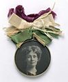 1909年頃のエメリン・パンクハーストの肖像バッジ。資金集めのため、WSPUが大量に販売していた。