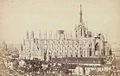 La cathédrale de Milan, photographie prise avant 1866, date de la démolition du campanile central.